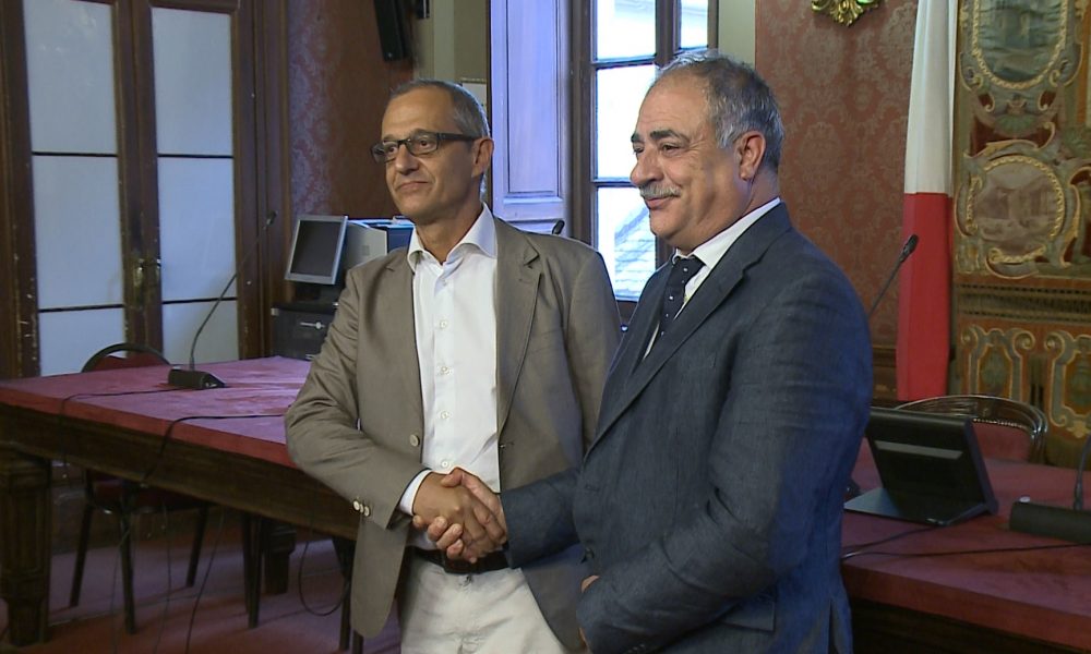 Lucini-Landriscina, stretta di mano e passaggio di consegne. Il neosindaco: “La fascia? Non l’ho ancora provata”