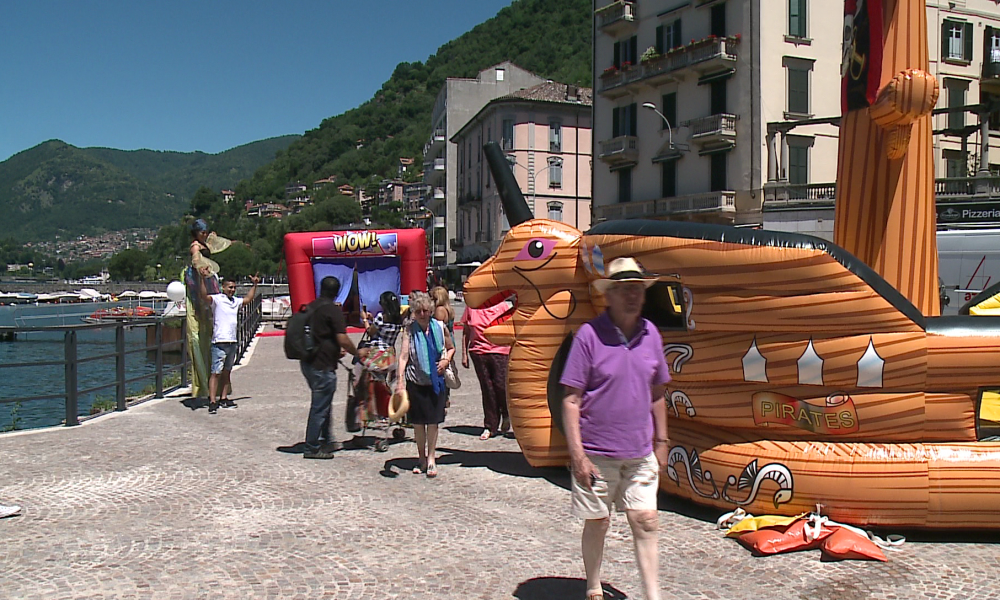 VIDEO Lungolago riaperto, giochi e festa per i più piccoli. Ghiringhelli: “I bimbi possono finalmente giocare in riva al lago”