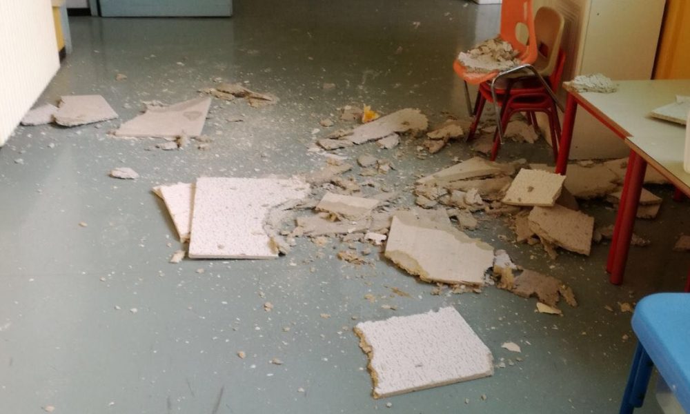 FOTO Paura alla materna di via Briantea: dopo il nubifragio crolla il controsoffitto. Le maestre: “State a casa, se potete”