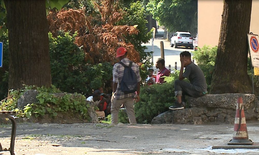 Piazza San Rocco, convivenza difficile. I residenti: “No a una San Giovanni bis”, i migranti: “Si vive come animali”