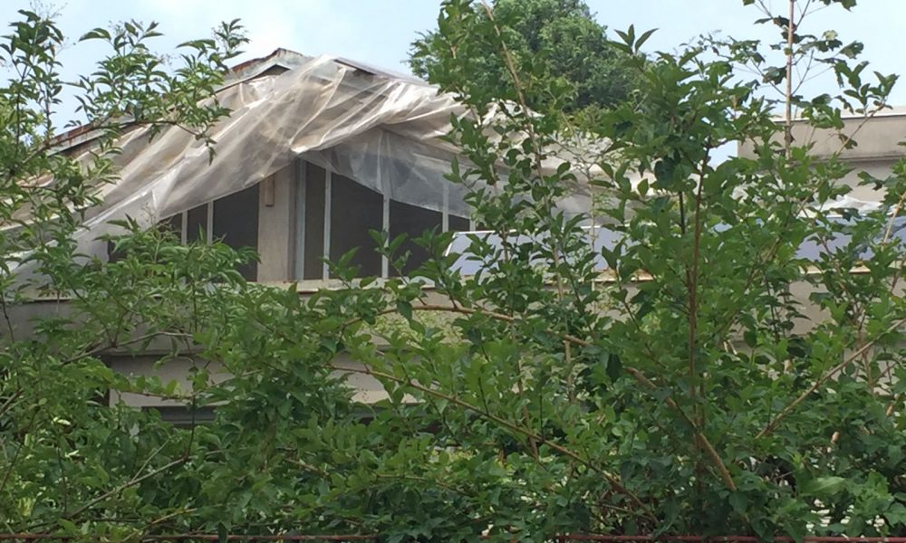 FOTO Rebbio, allagata la scuola d’infanzia: bimbi rimandati a casa. Da mesi il tetto è coperto da un telo di plastica