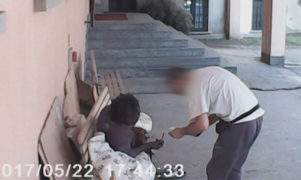 VIDEO Cantù: spaccio nel porticato della parrocchia, pusher incastrato dalla microcamera