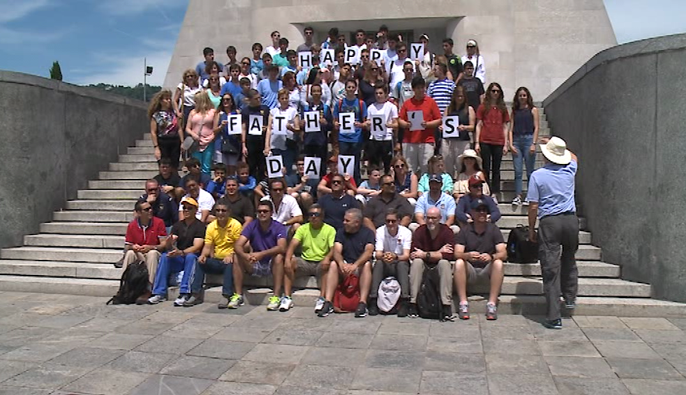 Dagli Stati Uniti a Como, foto-ricordo con auguri ai papà per gli studenti americani