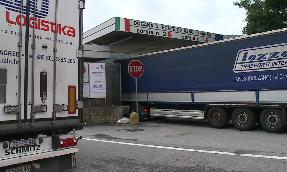 Riaperta la dogana commerciale, ancora code tra Como centro e Chiasso