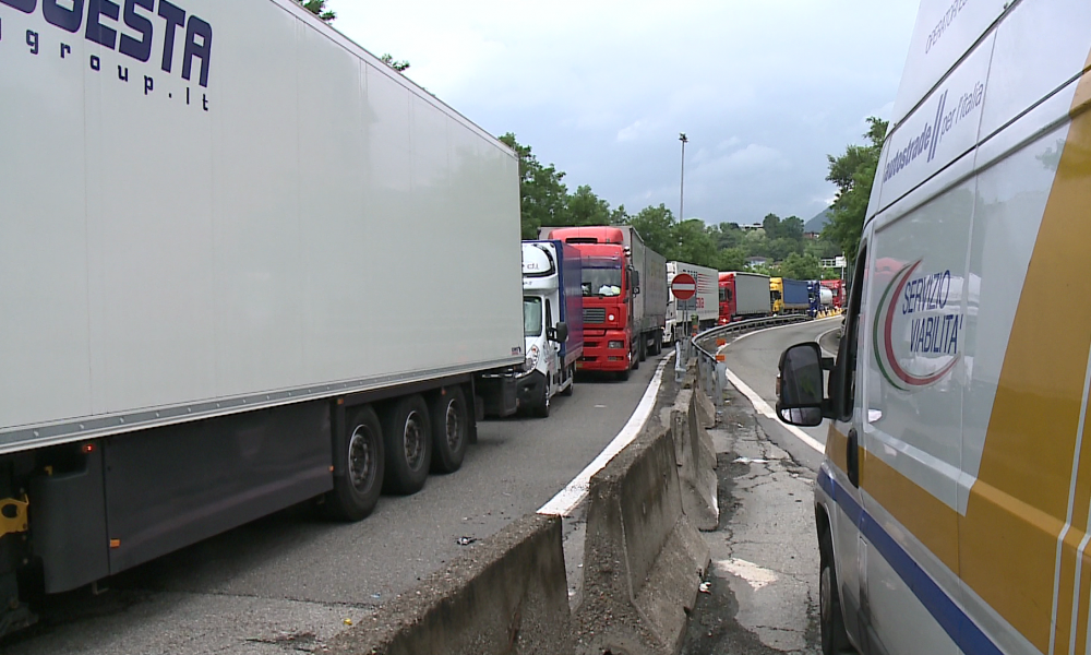 Code sull’A9, mattinata di caos e disagi. Viabilità in tilt dopo la chiusura di ieri della dogana