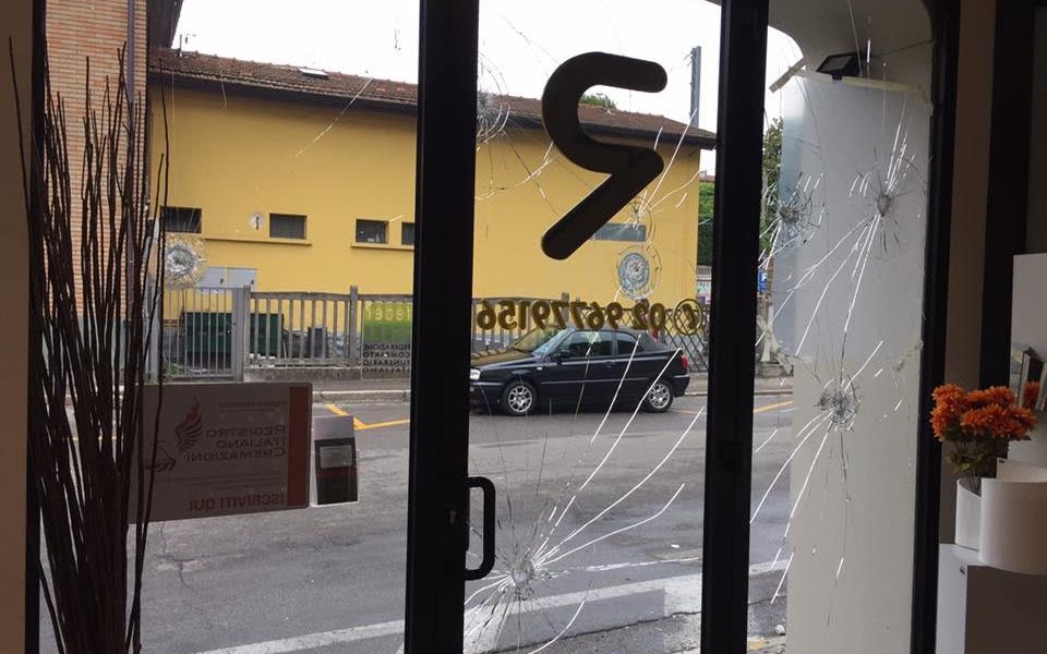 Vandali scatenati a Lomazzo: sassi contro le pompe funebri, danni ingenti. Secondo episodio in pochi giorni