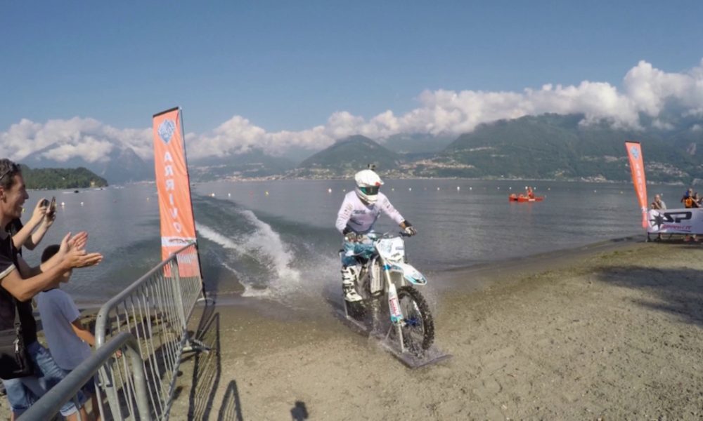 Impresa riuscita, Colombo conquista il record mondiale. In moto a pelo d’acqua da Gravedona a Colico