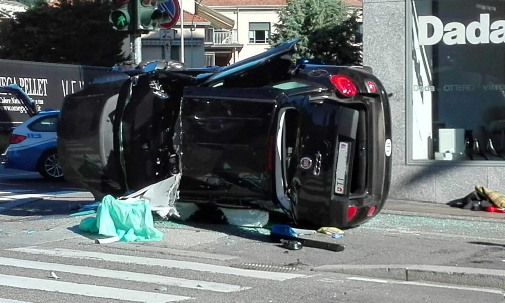 Como, auto si ribalta e investe tre pedoni