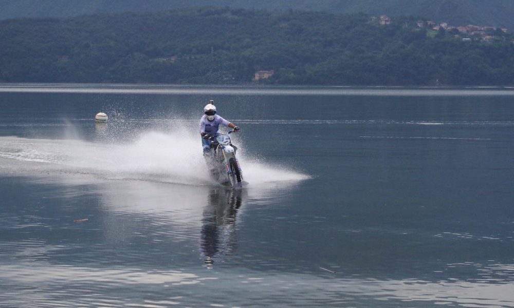 Da Gravedona a Colico a pelo d’acqua in sella a una moto. Domani l’impresa di Luca Colombo