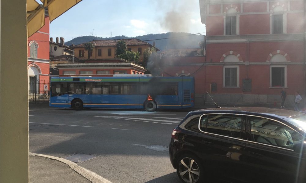 VIDEO Stazione Como-Laghi, autobus in fiamme. Intervengono i vigili del fuoco