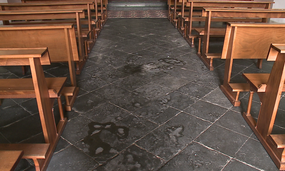 VIDEO Maccio, pakistano appicca il fuoco in chiesa. Molteni e Dotti: “Espulsione immediata”