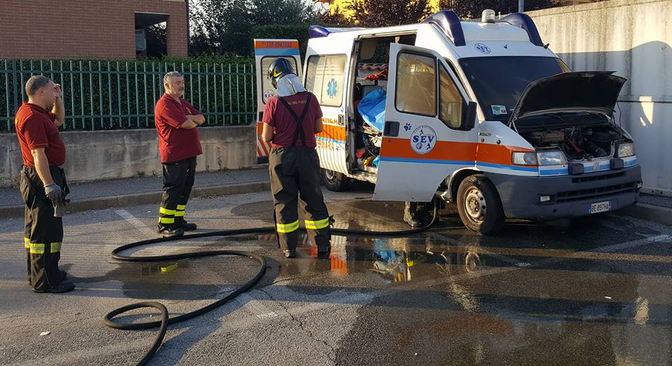 Vandali scatenati: fiamme nell’ambulanza del Comosoccorso Emergenza Veterinaria