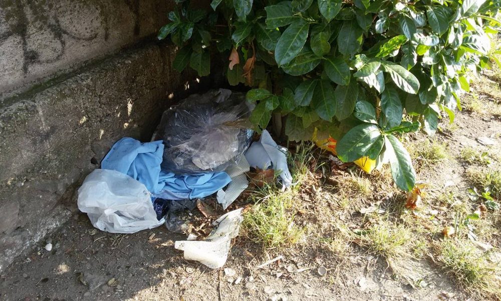 FOTODENUNCIA Como, area Ippocastano, una telespettatrice: “Ogni lunedì valanghe di rifiuti”
