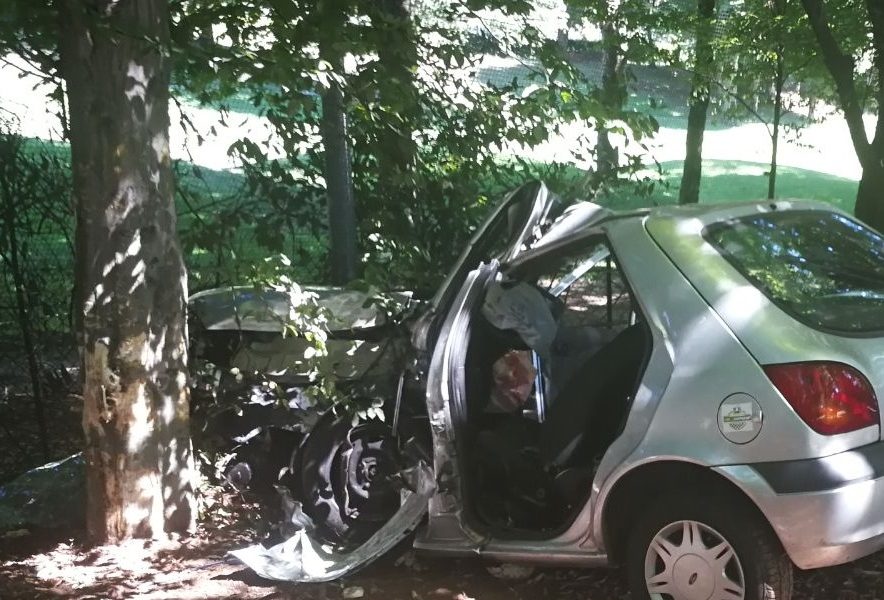 Incidente a Carimate, 16enne alla guida senza patente esce di strada. Due feriti