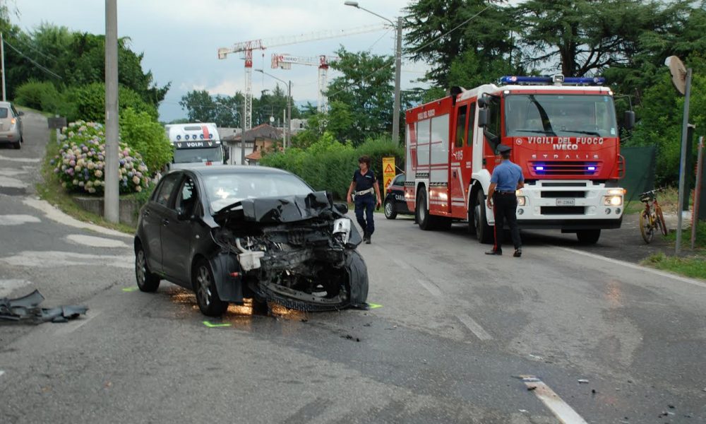 GALLERY Cermenate, auto e furgone si scontrano: traffico in tilt per ore
