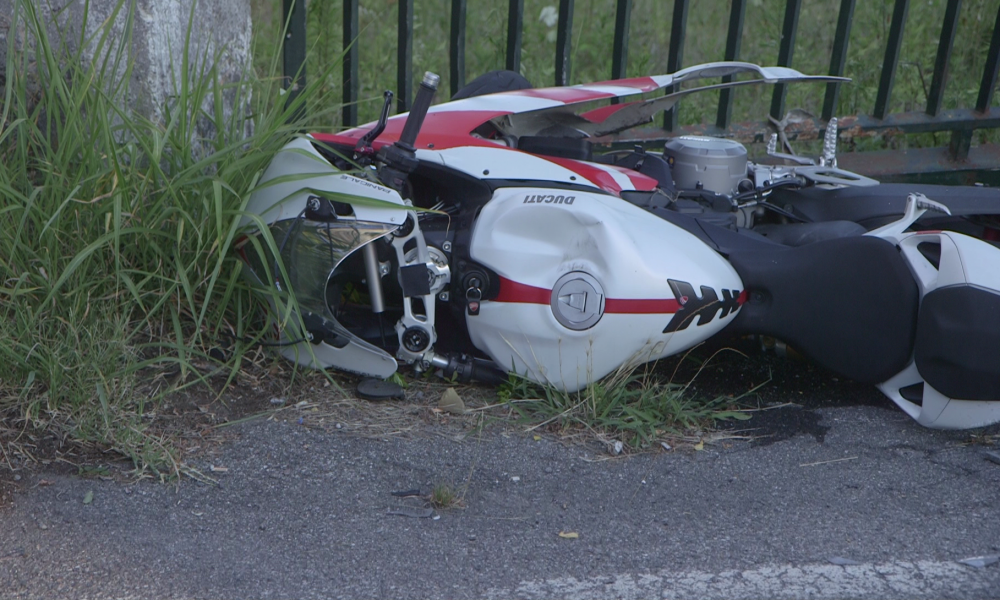 Incidente a Lipomo, non ce l’ha fatta il motociclista caduto in via per Montorfano