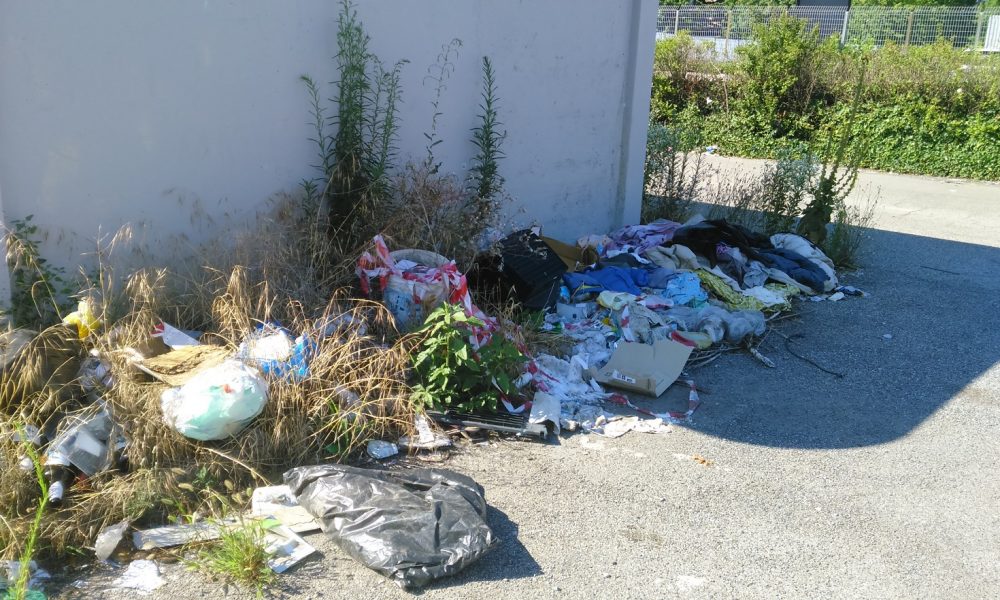 Como, discarica a cielo aperto in via Tentorio