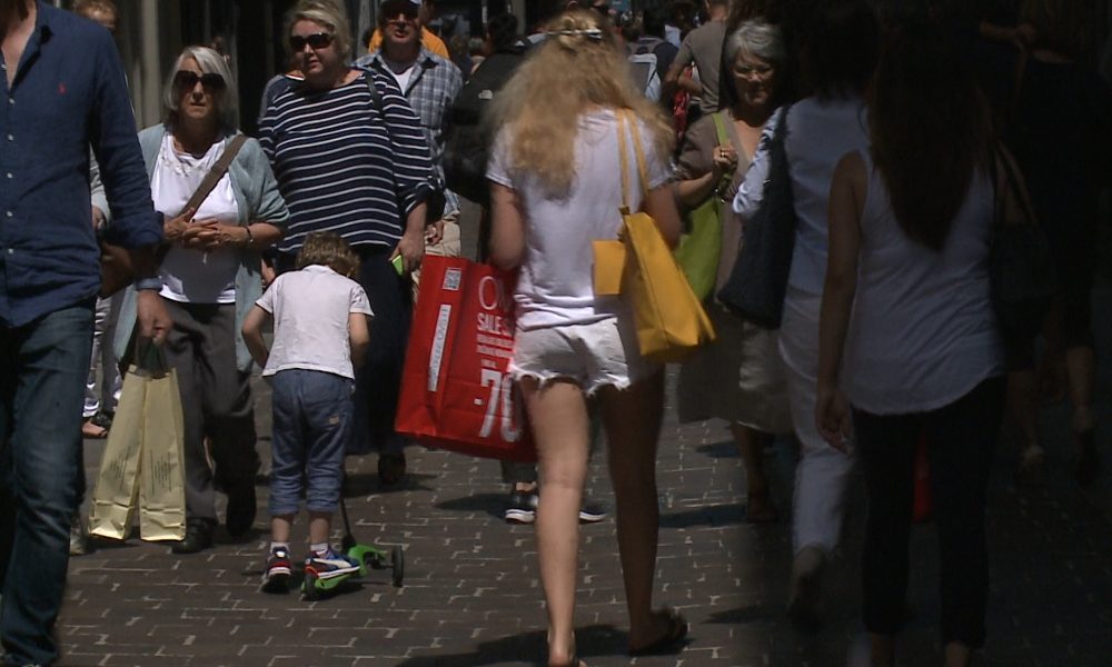 Saldi al via, pienone in città. Parlano i comaschi tra primi acquisti e “sogni proibiti”