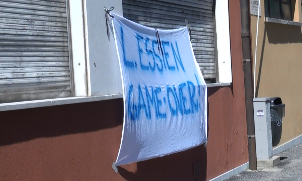 VIDEO Fc Como, la rabbia dei tifosi. Il nuovo procuratore: “Porterò avanti il mio impegno” poi si allontana tra fischi e insulti