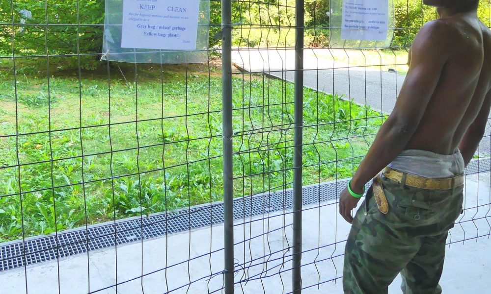 Reti e recinzioni non servono: i migranti tornano all’autosilo Valmulini