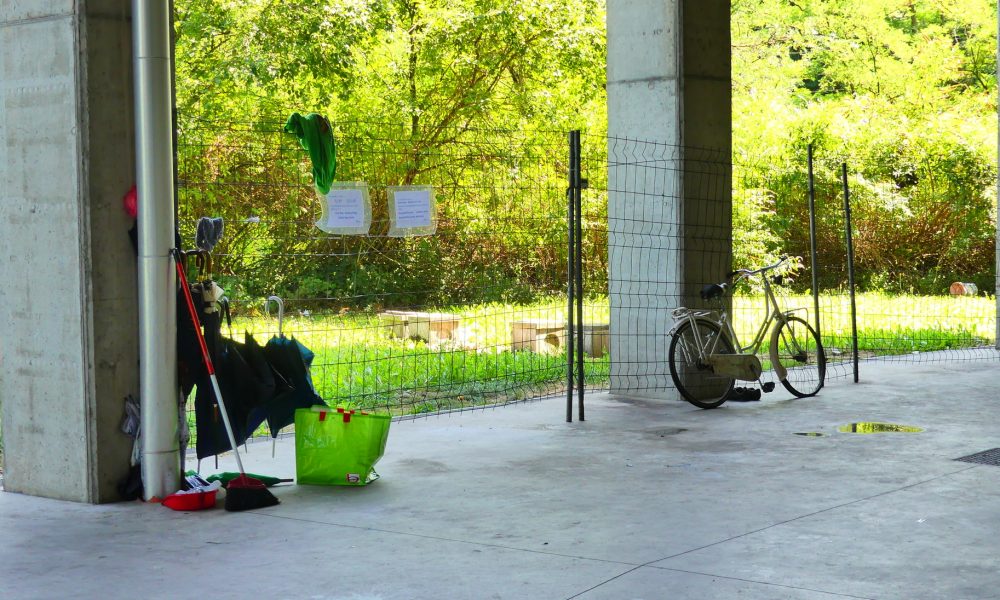 Valmulini: il Comune lancia gli sconti, ma sotto l’autosilo resta il “villaggio” dei migranti