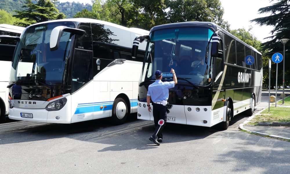 Zona stadio, nonostante i divieti è ancora assedio dei bus turistici