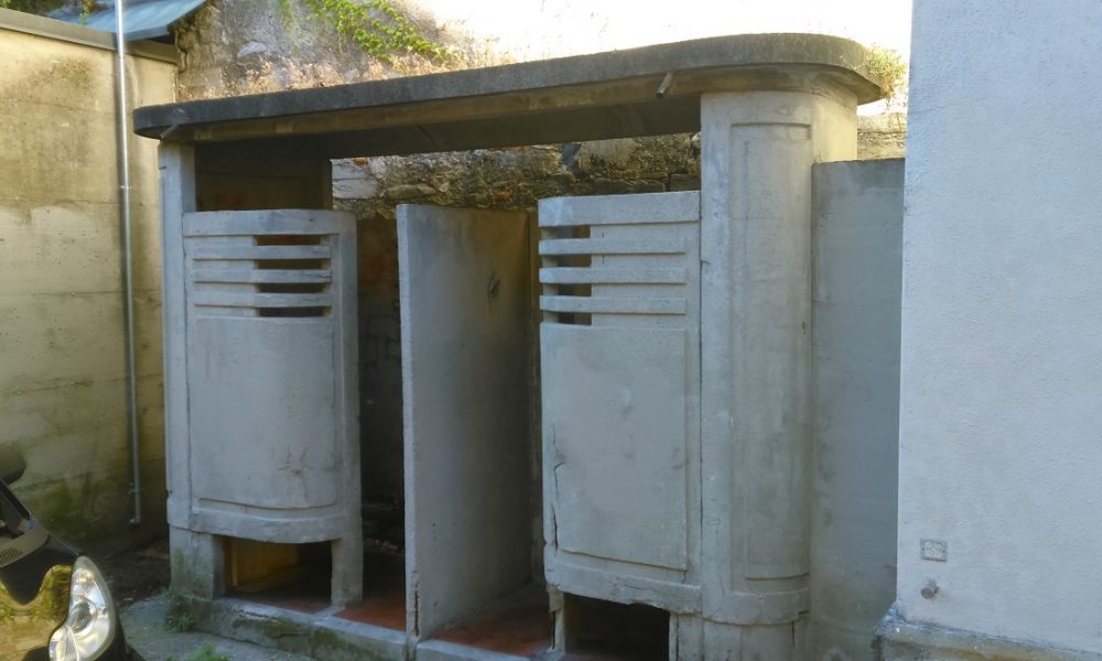 Como, lo “spettacolo” dei bagni pubblici di via Brambilla