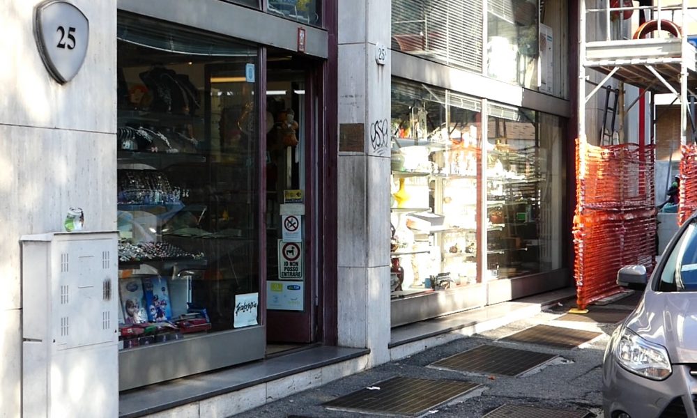 Como, rapina a mano armata al bazar orientale di via Italia Libera