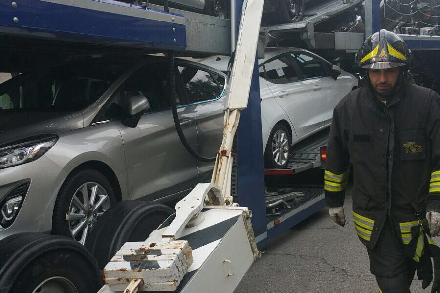Carimate: bisarca distrugge la sbarra del passaggio a livello