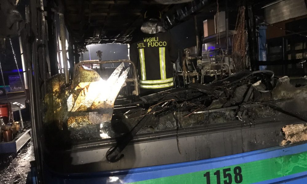 Prende fuoco pullman al deposito Asf di Tavernola, incendio domato dai vigili del fuoco