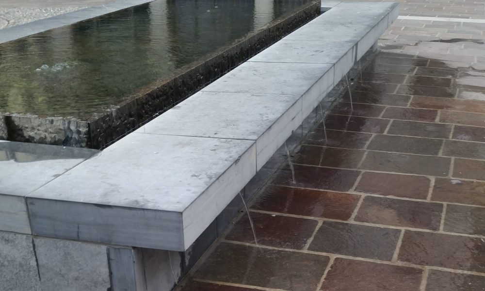 Piazza Grimoldi, l’acqua della fontana zampilla all’esterno. Aleotti: “Serve più manutenzione”