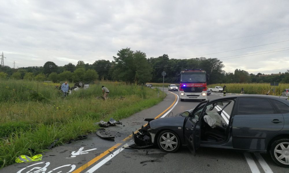 VIDEO Schianto tra due auto a Villa Guardia: due feriti in ospedale
