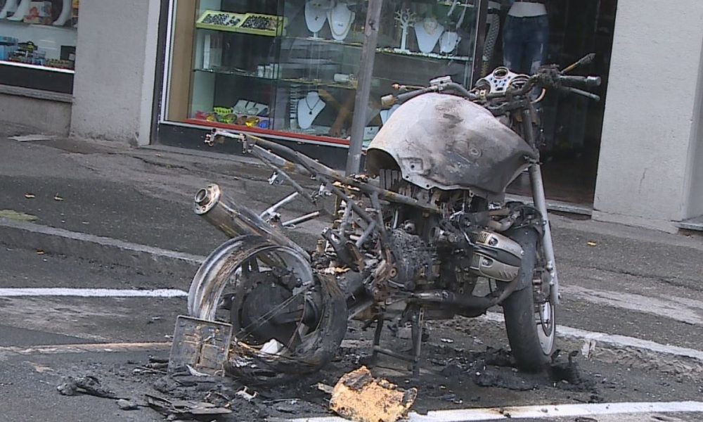 FOTO Vandali nella notte a Como: un’auto e una moto bruciate nel quartiere Borghi