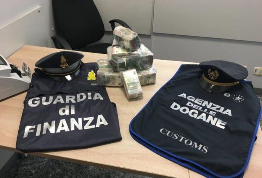 Marocchino in auto al confine con 146mila euro in contanti non dichiarati