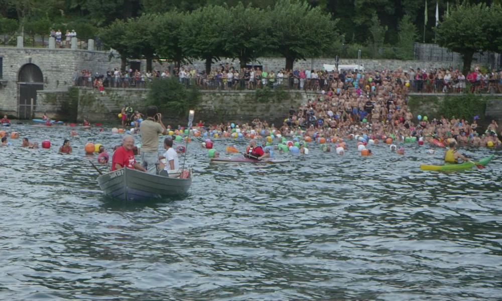 VIDEO In 600 per la traversata a nuoto da Torno a Moltrasio