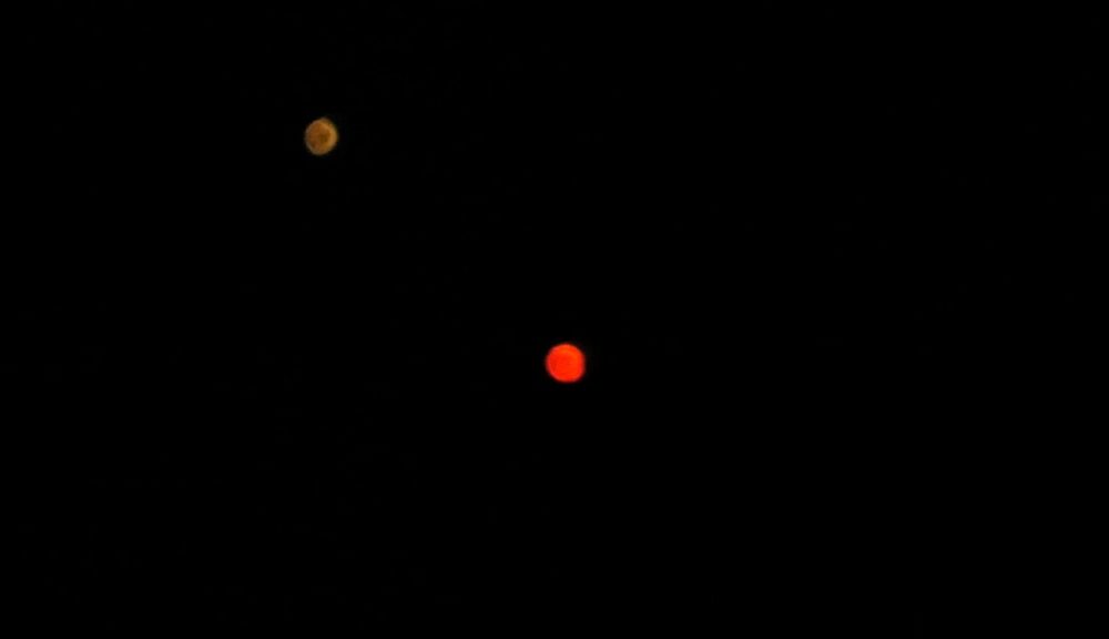 VIDEO Mistero nei cieli di Guanzate: filmate tre sfere colorate e velocissime