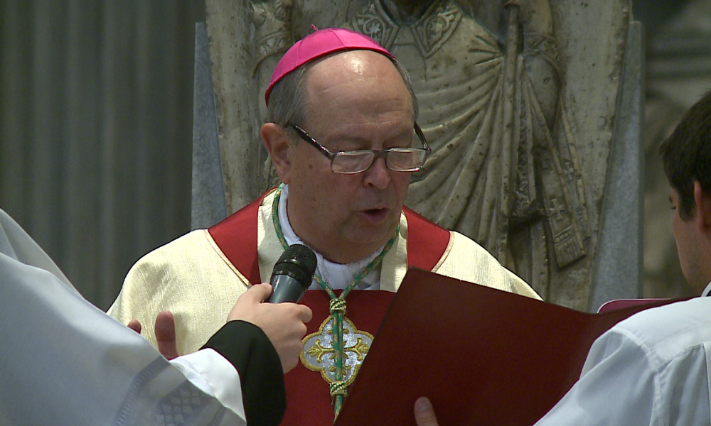 VIDEO Sant’Abbondio, il vescovo invita all’accoglienza e annuncia un Sinodo diocesano sulla Misericordia