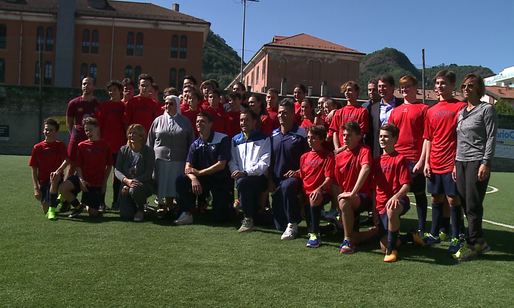 A scuola con i professionisti dello sport: gli alunni delle Canossiane in campo con i giocatori del Como