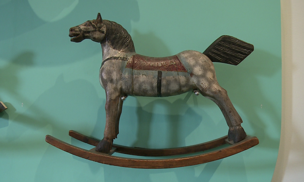 Da Grandate alla Triennale. A Milano due pezzi del Museo del Cavallo Giocattolo