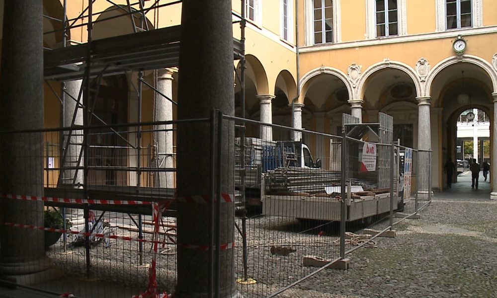 Sala del consiglio inagibile, il cantiere si “prende” anche il cortile antico