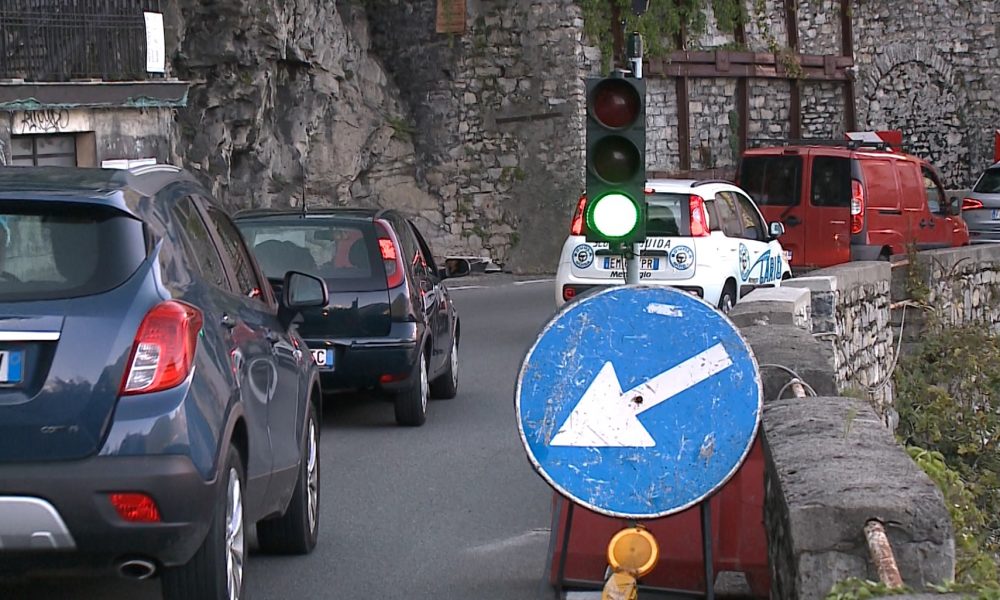 Nuova frana ad Argegno, sassi sulla strada per Schignano. Questa sera  chiude la Regina