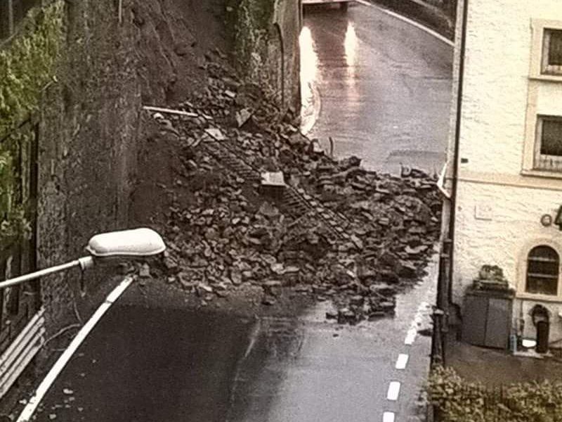 Argegno, crolla un muro. Frana si abbatte sulla Regina. Strada a senso unico alternato