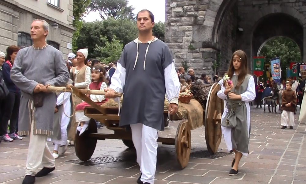 Palio del Baradello, ieri la sfilata del corteo storico. Il maltempo fa rinviare la premiazione