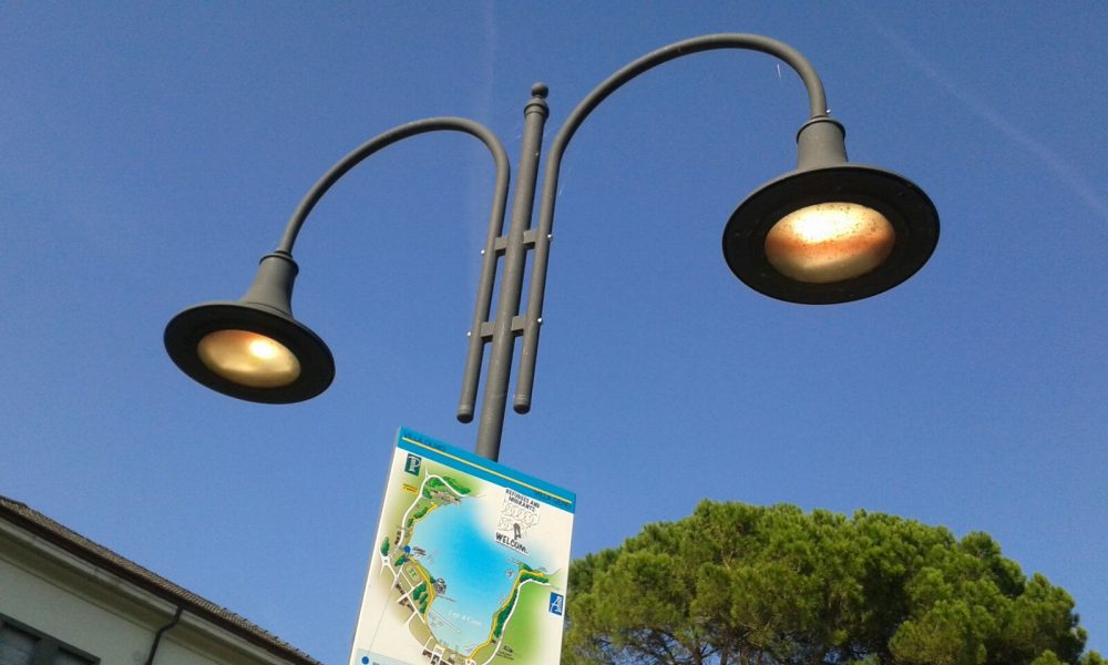 Passeggiata di Villa Olmo al buio: lampioni spenti di notte e accesi di giorno