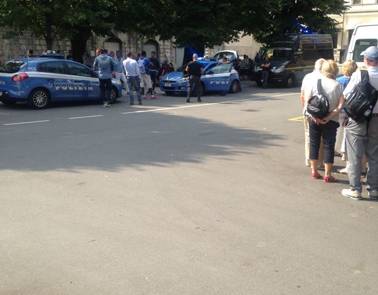 Como, rissa in piazza Roma: arrivano polizia, Finanza e ambulanza. Coinvolto un minore