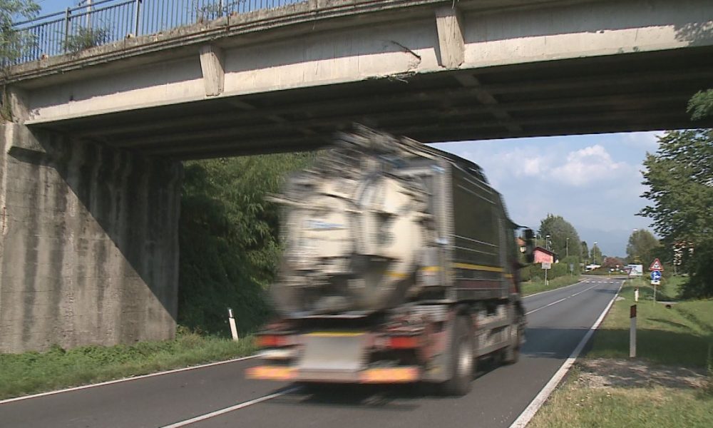 Lurate, danneggiato da un camion, chiuso il ponte di via Carovelli