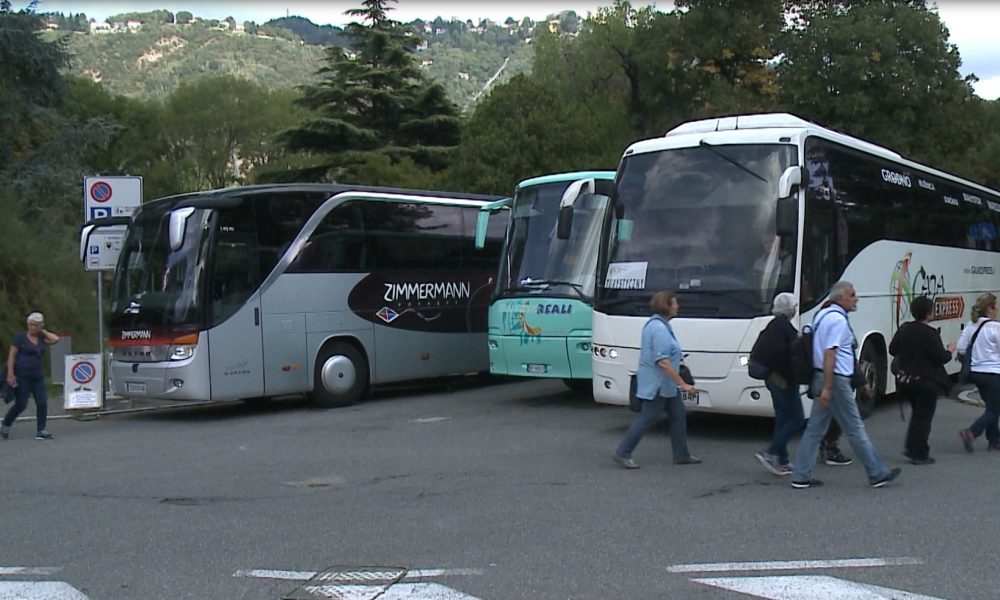 Arriva l’autunno ma l’area stadio e via Regina restano assediate dai pullman (multati)