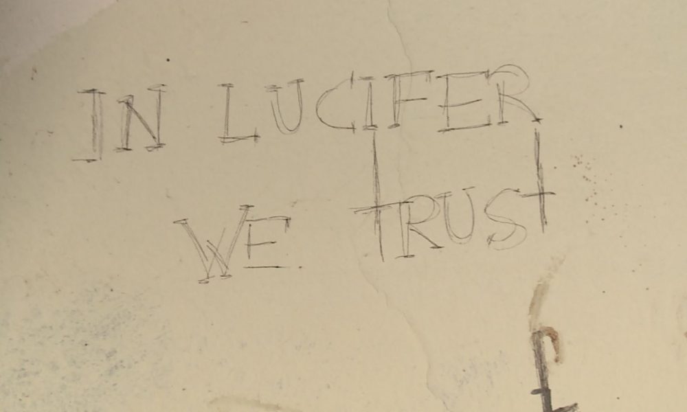 Croci rovesciate, pentacoli, inni a Lucifero: simboli satanici a Caslino, indaga la polizia