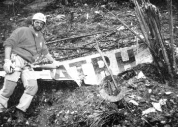 Una immagine del 1987, con il recupero del pezzo di un aereo