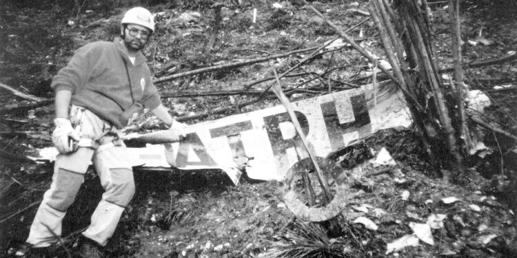 Una immagine del 1987, con il recupero del pezzo dell'aereo I-ATRH